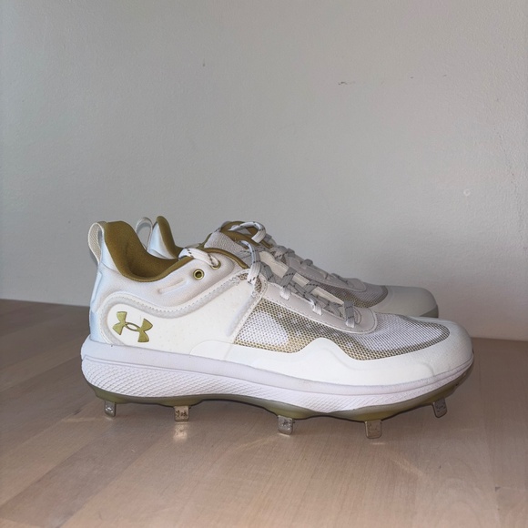 Women’s Under Armour Cleats Size 9 - Picture 1 of 4